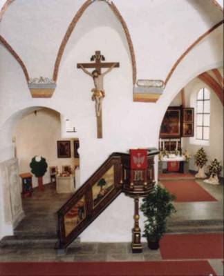 Blick auf Taufkapelle, Kanzel und Altarraum